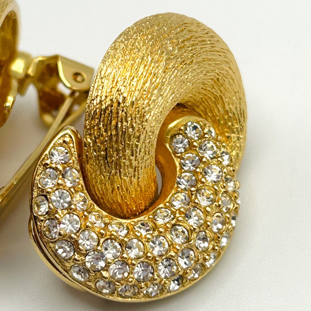 ⚜️Vintage CHRISTIAN DIOR Gold Tone Crystal Love Knot Clip-On Earrings 1980s - Picture 10 of 16